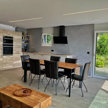 Moderne Avec Vue Panoramique A Proche De Montreux